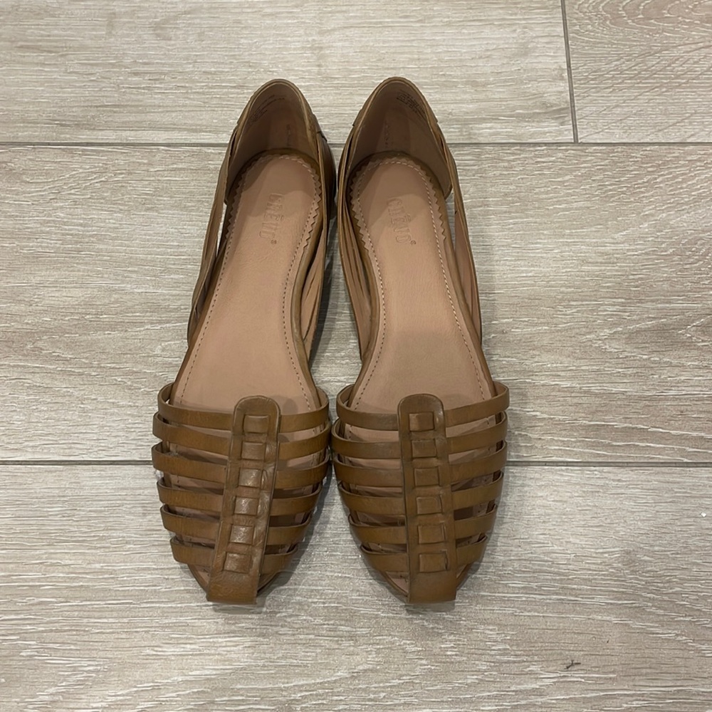 CRĒVO leather strappy closed toed sandals size 8 Excellent condition